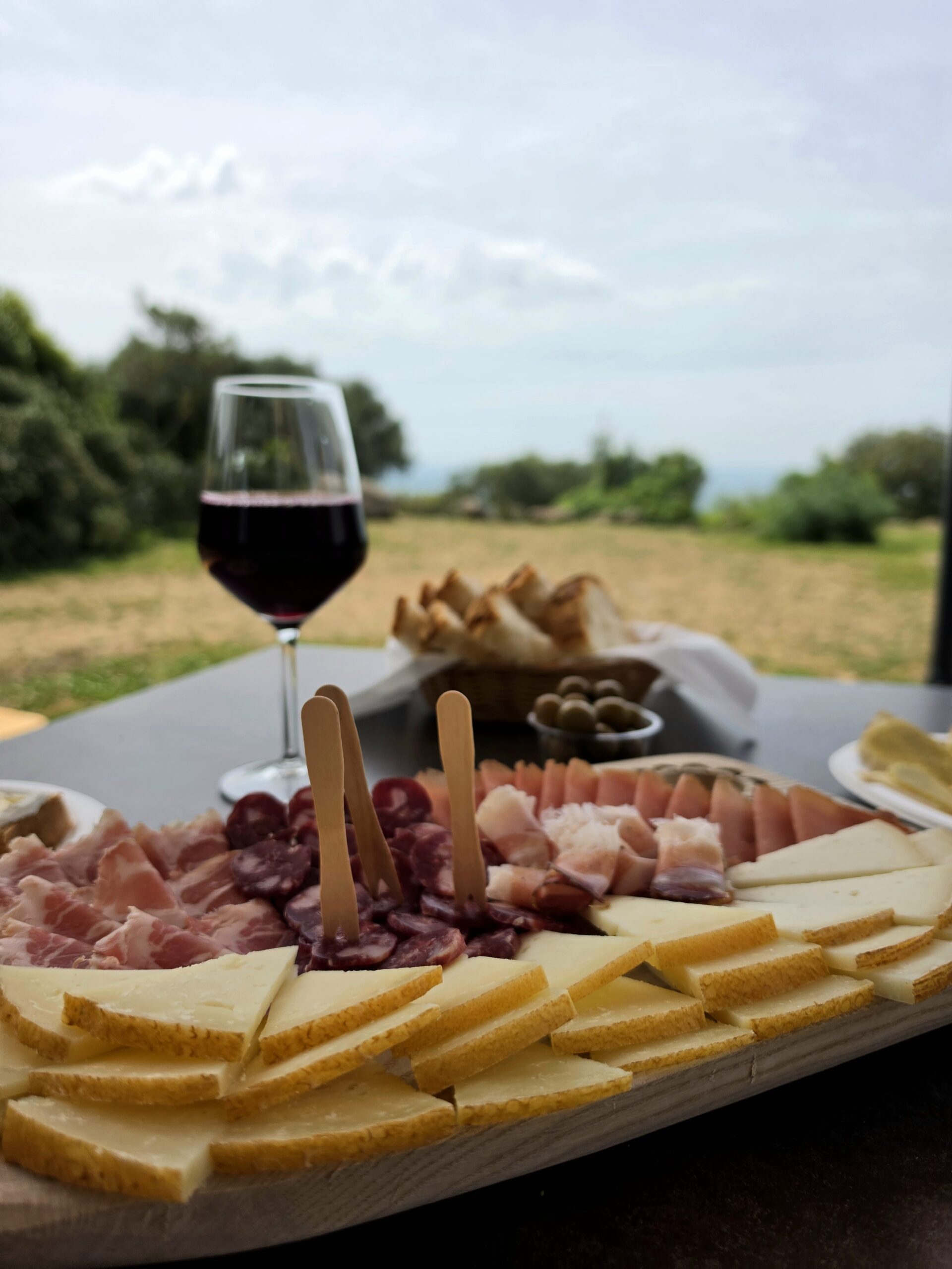 Calice di vino e tagliere nel Parco della Giara