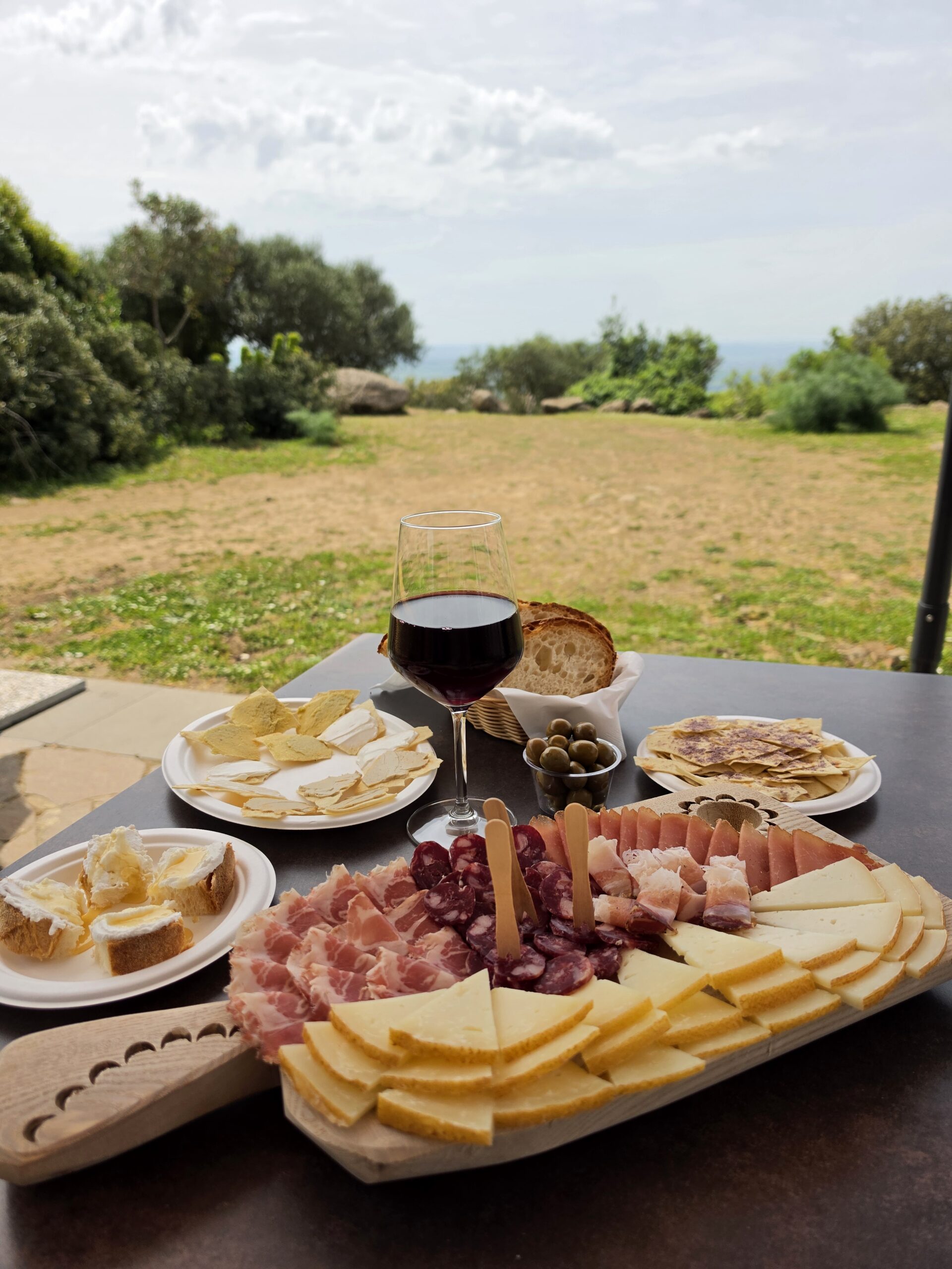 Tavolo apparecchiato all'aperto con vista sulla campagna della Giara