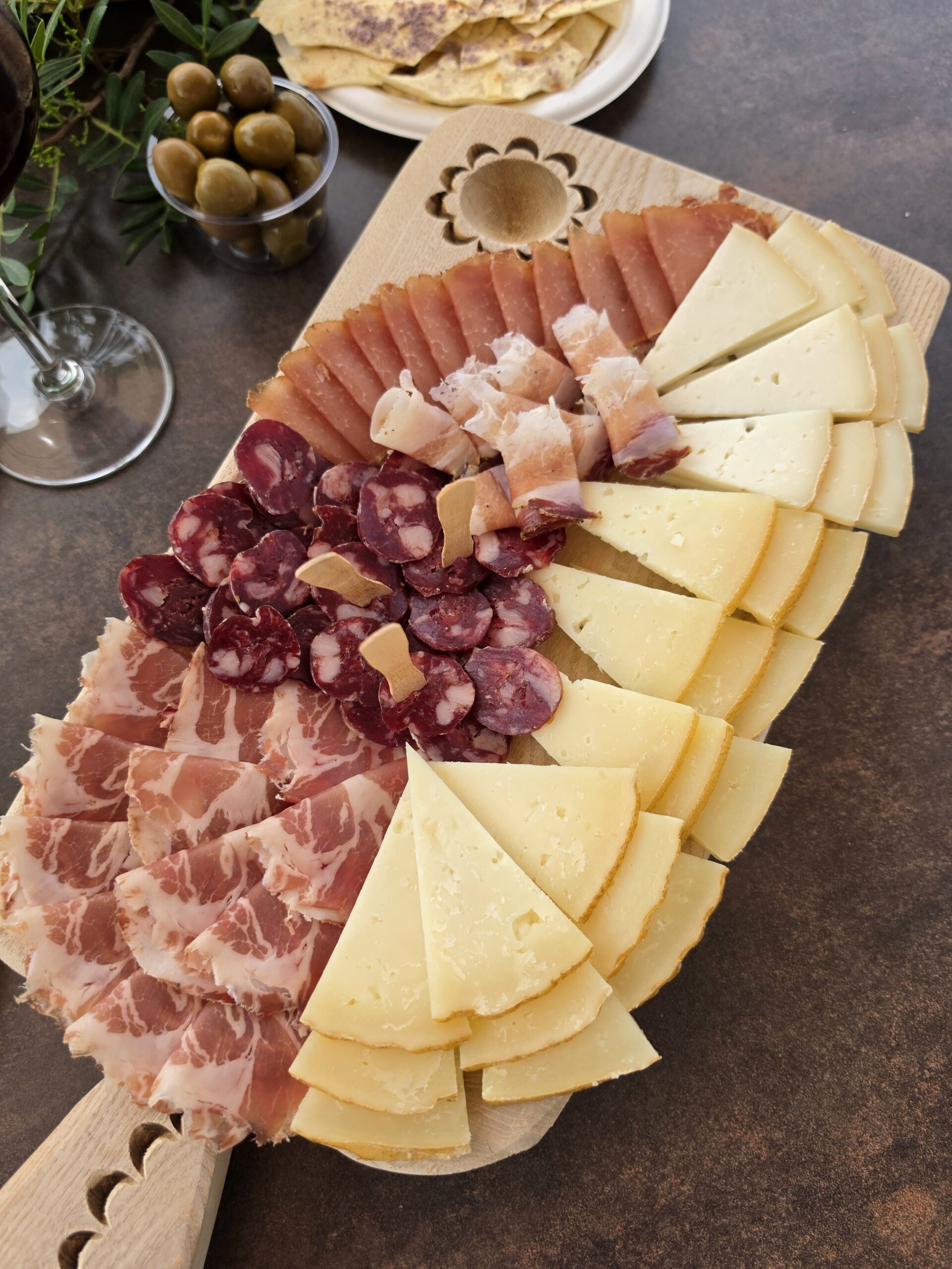 Dettaglio del tagliere: salumi, pecorini e olive